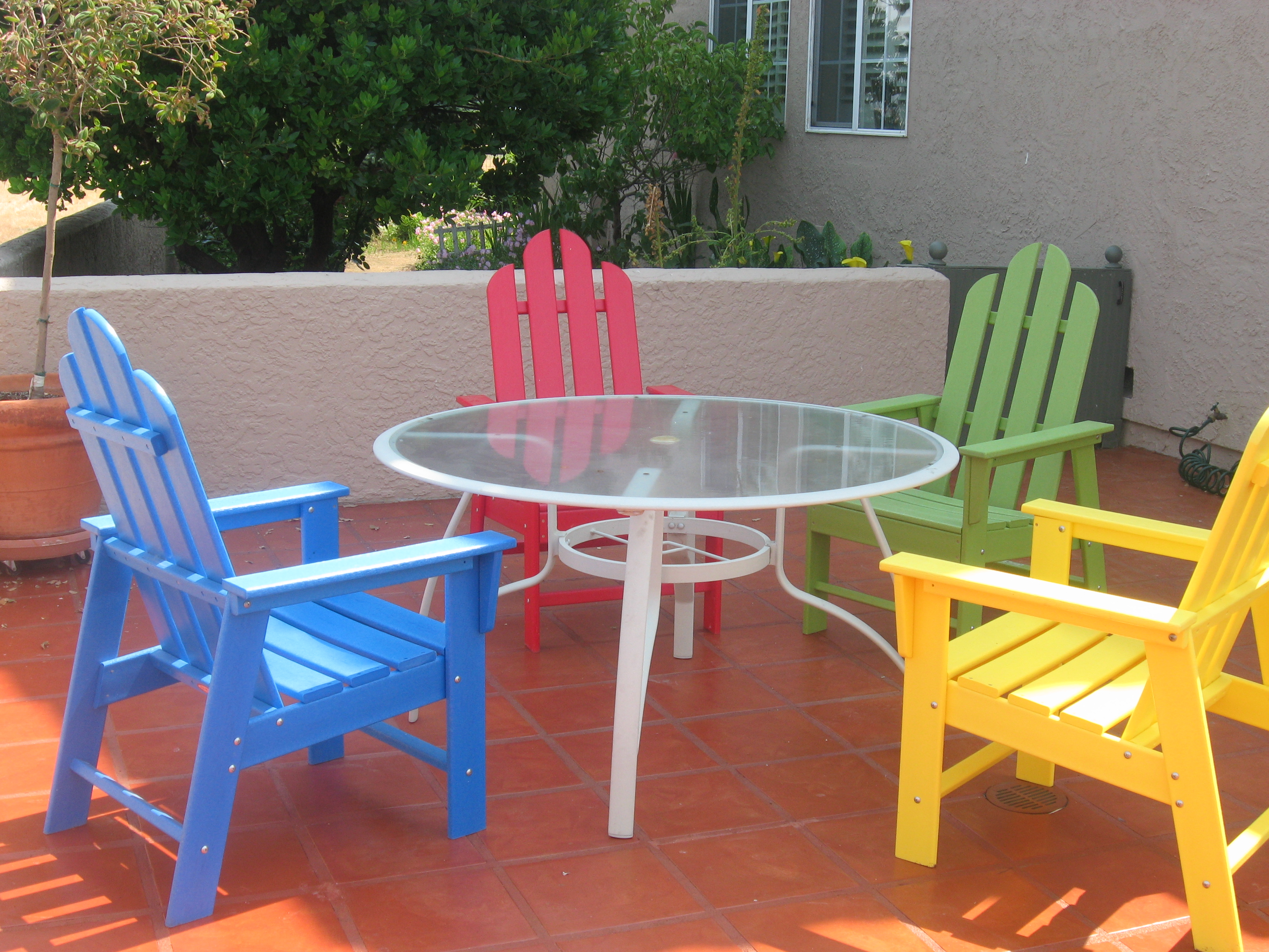 green plastic patio table and chairs